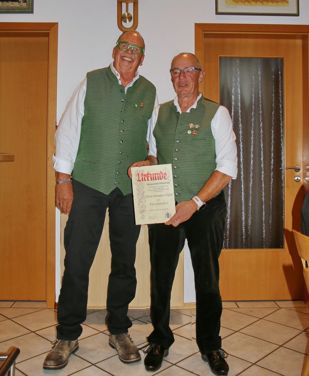 Helmut Klaus ernennt Hermann Dopfer zum Ehrenmitglied